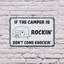 «If The Camper Is Rockin Don’t Come Knockin» (paquet de 2) en plastique de 8 po x 12 po
