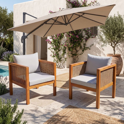 Ensemble de deux fauteuils d'extérieur en bois avec coussins