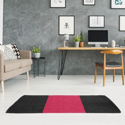 Tapis noir/rouge rayé