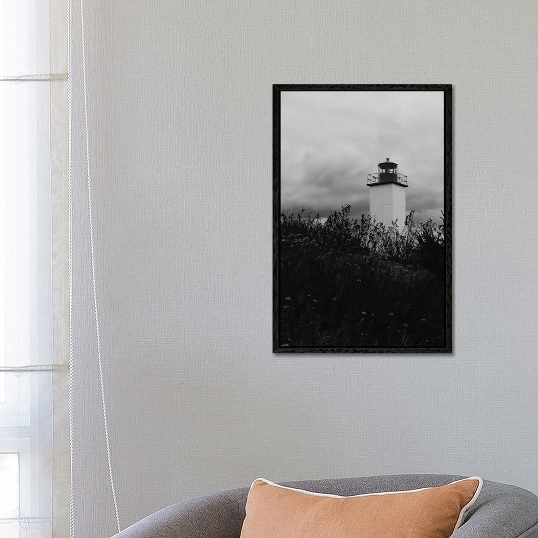 Maritimer Leuchtturm in Schwarz und Weiß von Olivia Joy StClaire - Galerie-verpackte Leinwand Giclée auf Leinwand