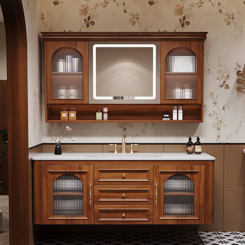 Armoire de salle de bain de style médiéval., 51"