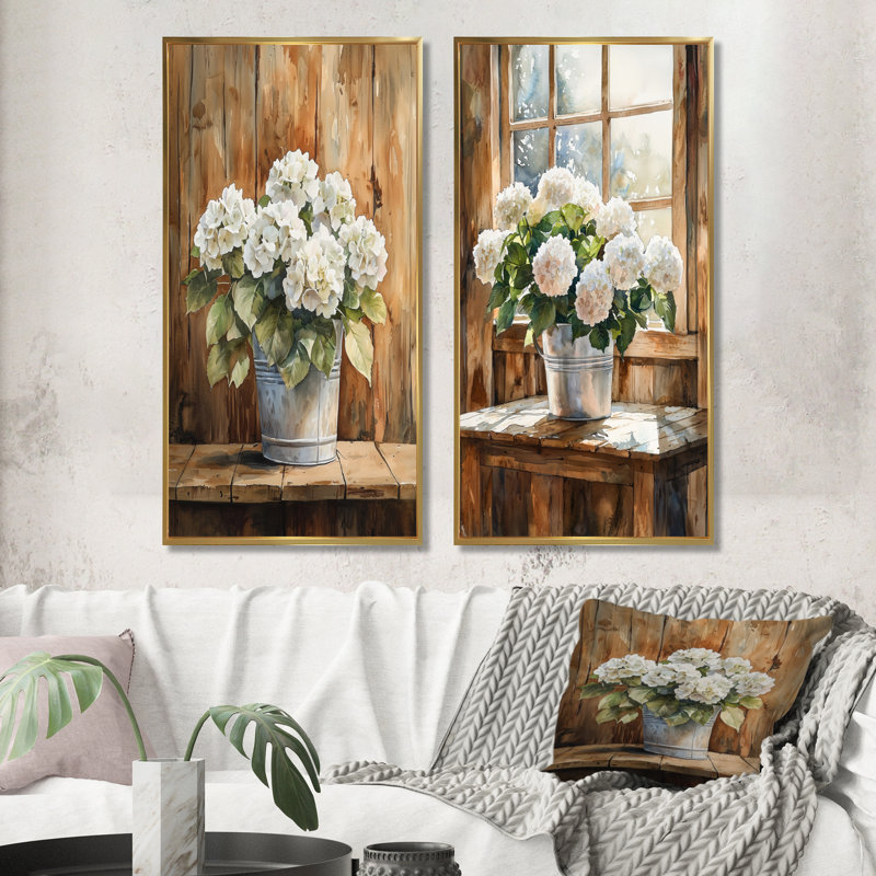 Hortensias sur la table de grange I - Collection d'art mural floral 2 pièces, Cadre flottant doré, H 32 po x l 33 po