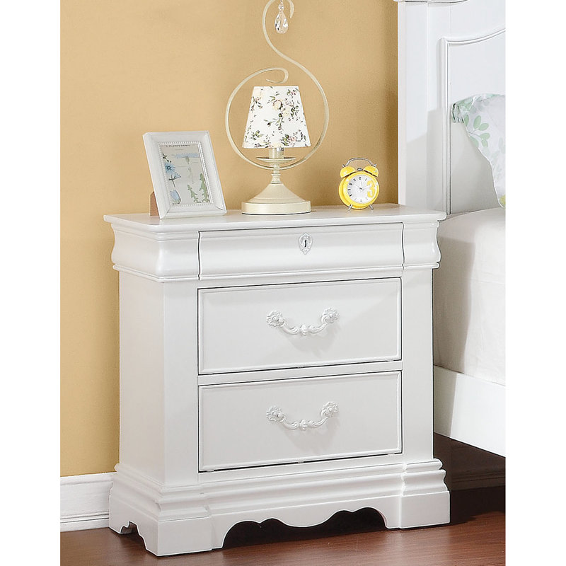 Table de chevet blanche en bois de pin avec 3 tiroirs - doublée de feutre et dotée d'un design raffiné