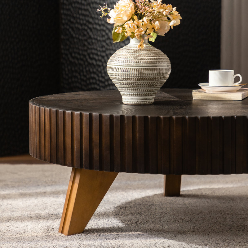 Table basse ronde de 35,4 po, brun. Pieds en bois massif et élégants. Idéal pour le bureau. Table rétro brune incluse - Construction. Plateau lisse. Café, lecture, décoration de la maison.