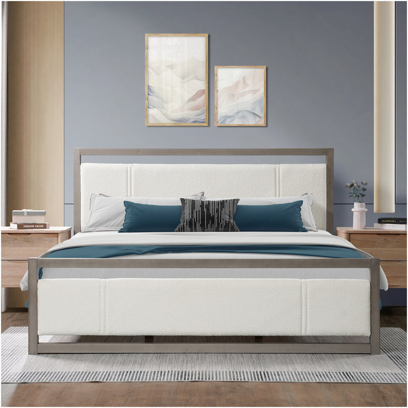 Très grand lit avec tête de lit en tissu ivoire, structure en bois