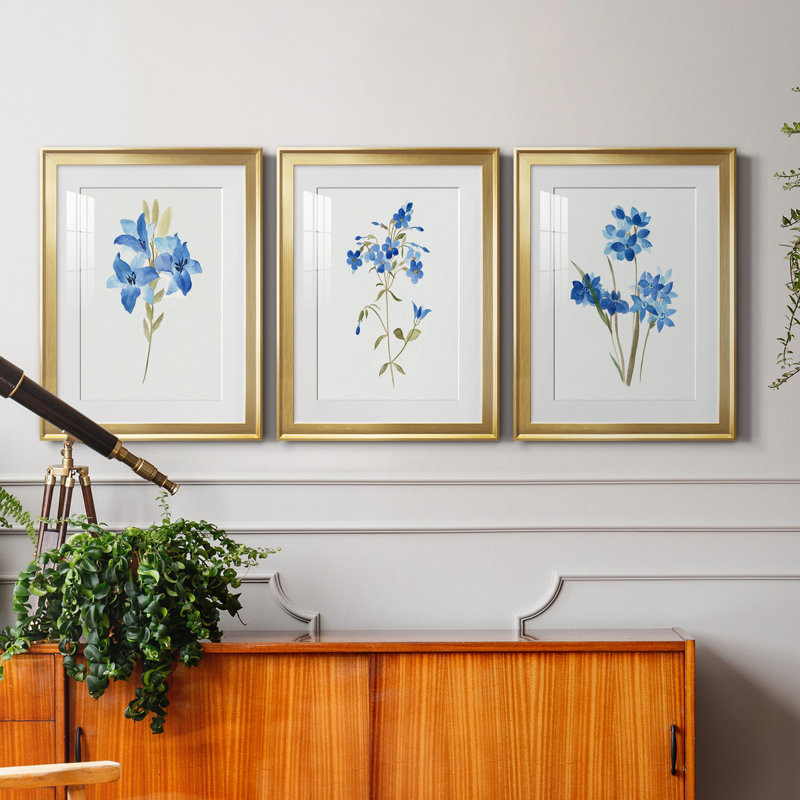 «Blue Blossom Botanical I», ensemble de 3 reproductions de cadres photo, H 22,5 po x l 91,5 po x P 1,5 po, Doré