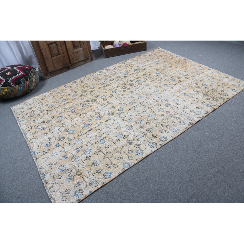 Tapis turc rétro: grand revêtement de sol pour espaces de vie avec éléments antiques