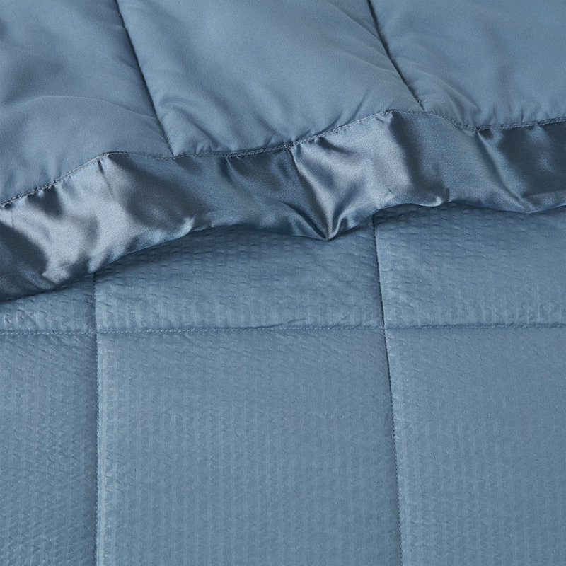 Très grande couverture en duvet synthétique avec bordure en satin, Lit double, Bleu