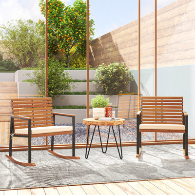 Ensemble de 2 chaises berçantes d'extérieur en bois d'acacia avec accoudoirs et coussin Outsunny