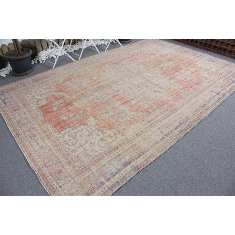 Tapis turc antique en rouge délavé pour décorer un bureau ou un salon contemporain