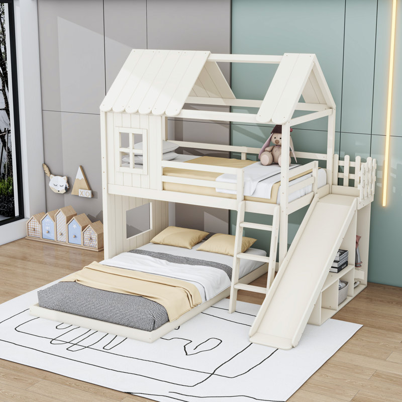 Lit superposé simple au dessus d'un lit double en bois avec tablettes, glissade et garde-robe ouverte, Beige
