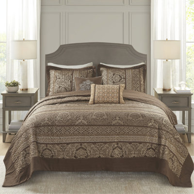 Couvre-lit réversible pour grand lit - brun / or Comprend un couvre-lit, 2 taies décoratives et des coussins décoratifs. Fabriqué à partir de matériaux de luxe pour la durabilité. Présente des feuilles, des rayures, des motifs. Rehaussé de coutures. Or