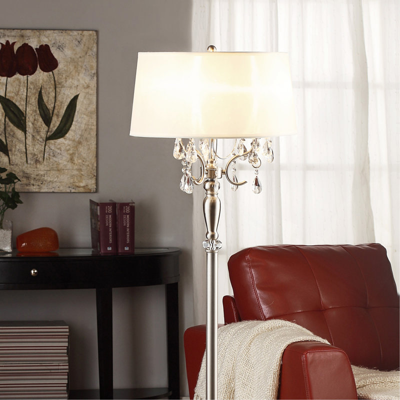 Lampe sur pied en métal de 62 po de hauteur avec finition argentée et accents de cristal, abat-jour blanc