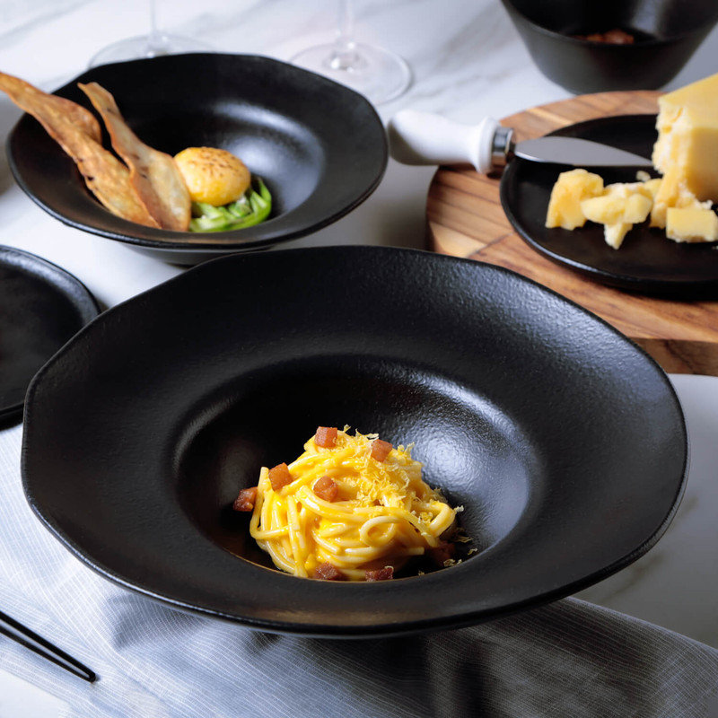 Ensemble de 4 assiettes en grès noir mat commercial allant au lave-vaisselle 11,02 po