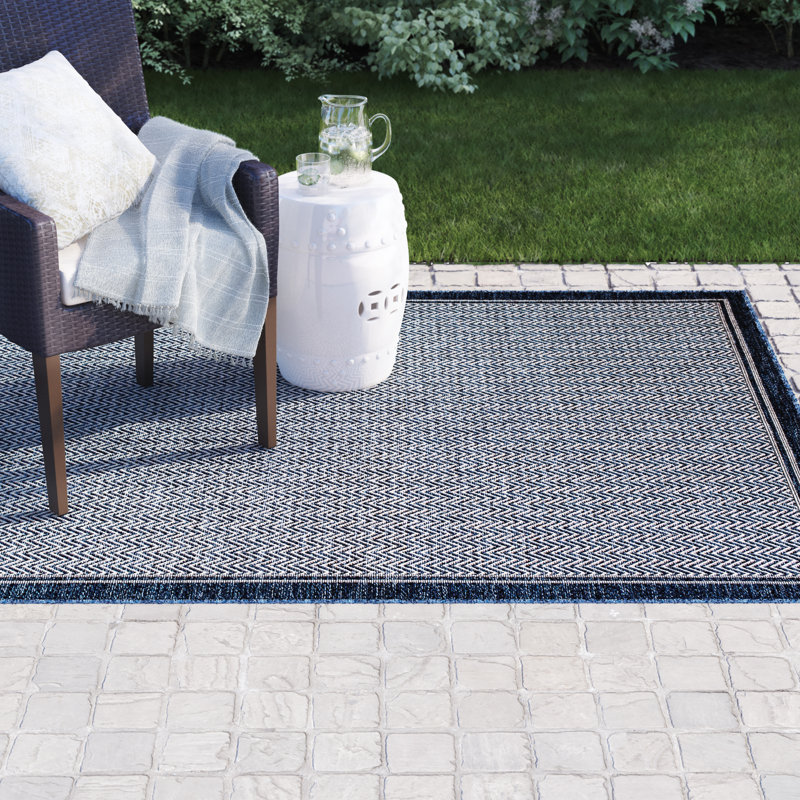 Tapis d'intérieur / extérieur bleu marine à motif de chevrons Avevia, Rectangle 5 pi 3 po x 7 pi 7 po