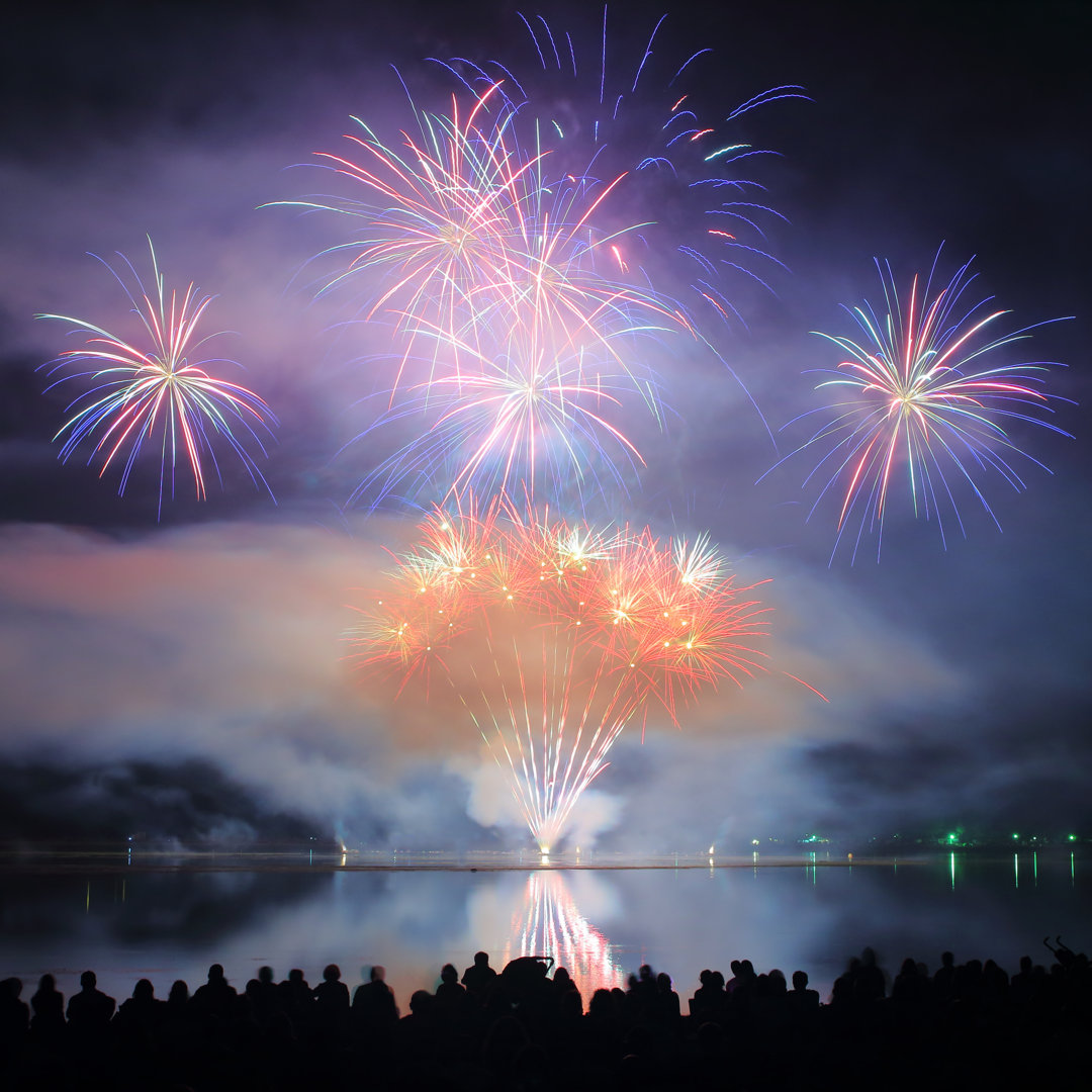 Menschen beobachten Feuerwerk