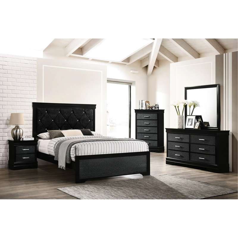 Lit double à panneau noir avec tête de lit tapissier et capitonnage à boutons scintillants pour une chambre chic
