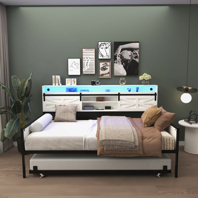 Lit de jour simple avec lit gigogne, cadre de lit de jour de ferme avec tête de lit de grange coulissante et station de charge et lumière DEL pour la chambre à coucher et la chambre d'amis, blanc