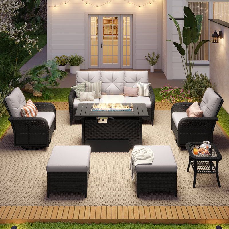 Ensemble de patio extérieur en osier 7 pièces avec table foyer de 44 po et chaises pivotantes, Beige, Black
