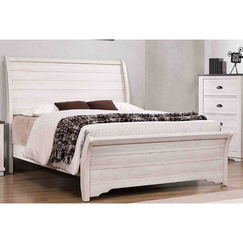 Grand lit de style contemporain avec caractéristiques, lignes horizontales, finition gris craie, cadre en bois pour chambre à coucher, tête de lit délicatement inclinée, assemblage simple gris moyen