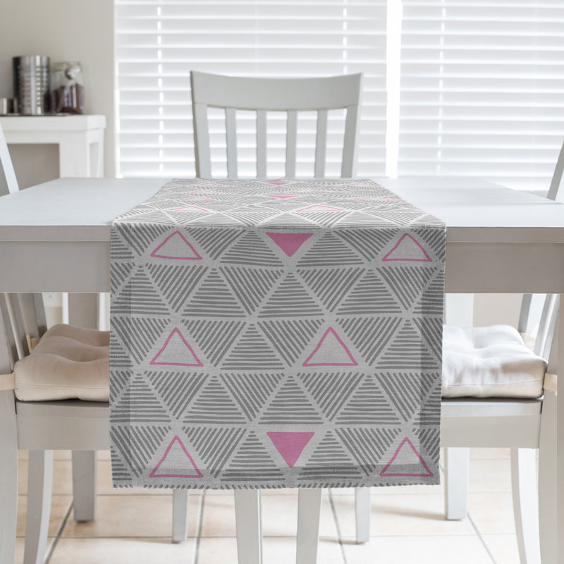 Chemin de table à triangles dessinés à la main Classic, 16 po x 90 po, Rose / gris clair