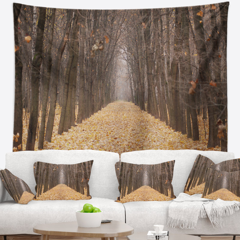 Tapisserie de la route jaune à travers la forêt d'automne, H 32 po x l 39 po