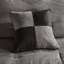Couette 7 pièces en suédine grise pour lit king size avec détails brodés et coussins décoratifs imprimés doux