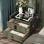 Table de chevet moderne et luxueuse de 50 cm de hauteur, verte et beige, avec deux tiroirs, verrouillage par code, chargement sans fil et pieds noirs, idéale pour la chambre à coucher.-101202502
