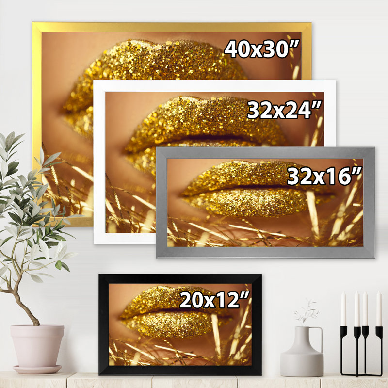 Golden Woman Lips - Photographie sur toile, Cadre photo argenté, H 24 po x l 32 po x P 1 po