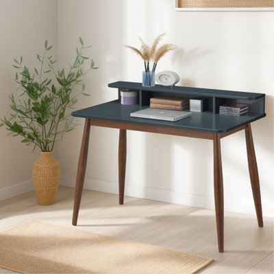 Bureau gris style années 50 avec 3 casiers ouverts, pieds fuselés, 109 cm L x 60 cm P x 87 cm H, plateau évasé en bois.