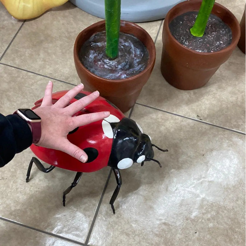 Petite statue de coccinelle rouge surdimensionnée
