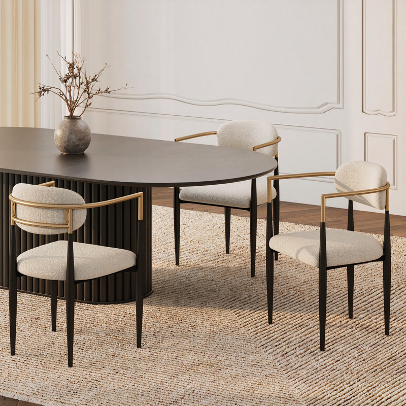 Ensemble de 2 chaises de salle à manger modernes Elara, avec accoudoirs et revêtement en boucle beige.