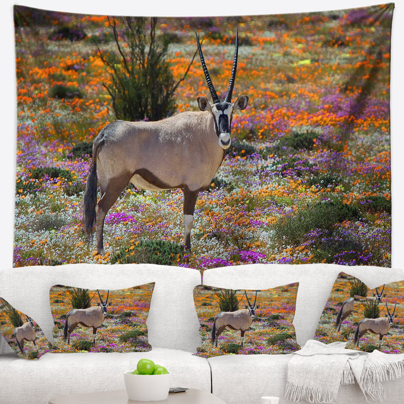 Magnifique oryx dans un tapisserie de terrain de fleurs africaine, H 50 po x l 60 po