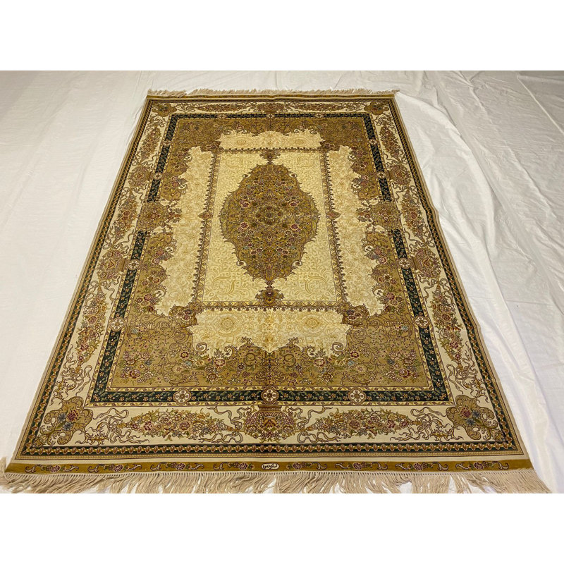 Tapis floral unique en soie fabriqué à la main 5 pi 7 po x 8 pi 1 po One-of-a-Kind