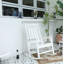 Ensemble de chaises berçantes toutes saisons avec table d'appoint, ensemble de chaises berçantes 3 pièces à texture de bois, blanc (comprend 2 chaises berçantes et 1 table)-255961574