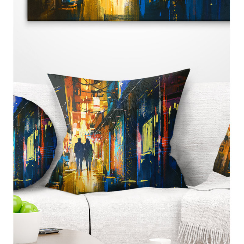 Couple marchant dans une ruelle - Coussin décoratif à imprimé paysage urbain, 16 po x 1 po, Carré