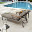 Chaise longue inclinable d'extérieur 65,6 po avec coussin et table Bertolde