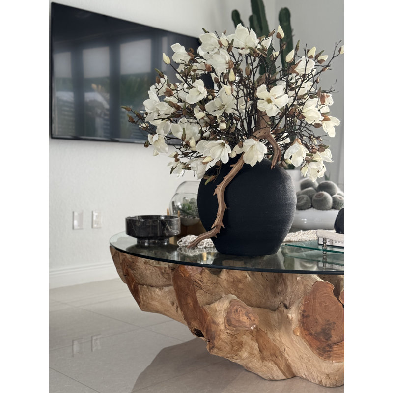 Vase noir avec magnolias blancs 