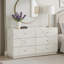 Commode Esy de 62 po de largeur, 6 tiroirs, boutons en cristal, motif blanc sculpté