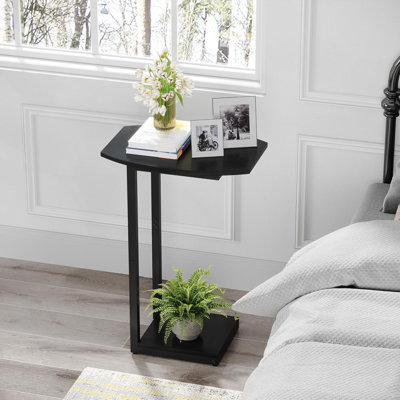 Petite table d'appoint avec table d'appoint en forme de C et structure en métal noir.