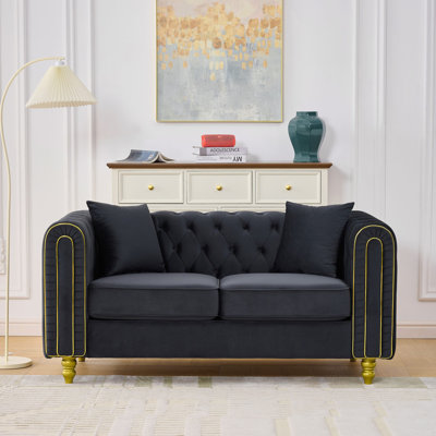 Canapé moderne à deux places de 63 pouces avec capitonnage à boutons profonds, accoudoirs roulés, pieds à finition dorée et revêtement en velours de qualité supérieure pour plus de confort et d'élégance.