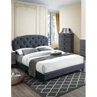 Élégant lit double avec tissu en toile de jute touffeté à boutons et garniture cloutée, parfait pour un décor de chambre à coucher européen classique.