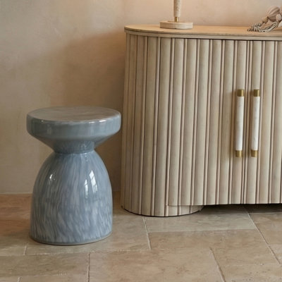 Table d'appoint moderne en céramique avec motif sculptural en forme de sablier