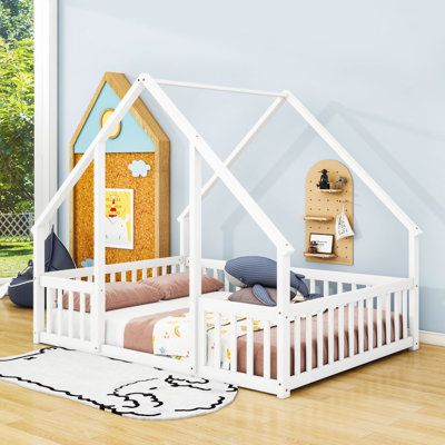 Lit en bois en forme de maison en bois avec clôture
