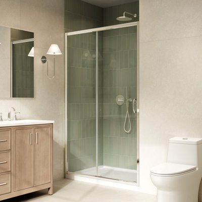 Ensemble de douche coulissante Breeze pour alcôve, 122 cm L x 81 cm l x 192 cm H, en chrome, avec porte et receveur droits transparents.