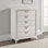 Commode haute Dery, 5 poignées triangulaires en chrome, blanc, or