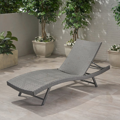 PE WICKER CHAISE