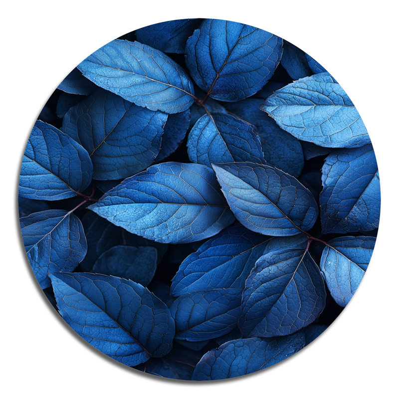«Midnight Blue Leaves Tranquility I», art mural rond en métal, impression sur métal bleu traditionnel, H 29 po x l 29 po