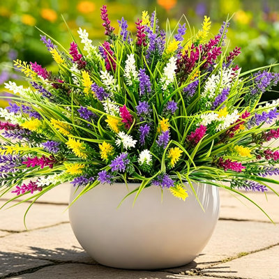 32 paquets d'herbe de singe artificielle avec des fleurs, des arbustes de lavande artificiels réalistes toute l'année pour les plantes de la fenêtre de la véranda extérieure (mauve * 8 + jaune * 8 + blanc laiteux * 8 + rose rouge * 8)