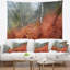 Paysage avec fougère rouge en tapisserie brumeuse-28499800